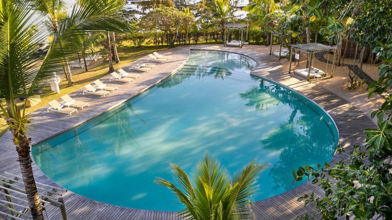 Lux* Grand Gaube Resort & Villas Eksteriør bilde Swimming pool at the resort