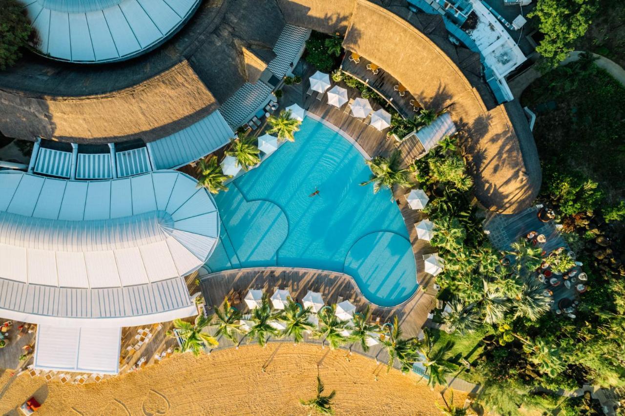Lux* Grand Gaube Resort & Villas Eksteriør bilde Aerial view of the pool