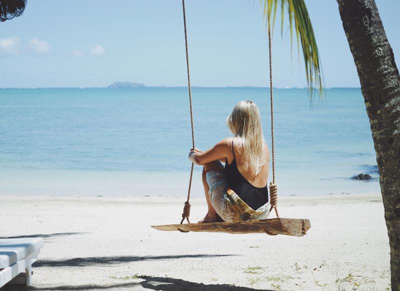 Lux* Grand Gaube Resort & Villas Eksteriør bilde A woman on a swing