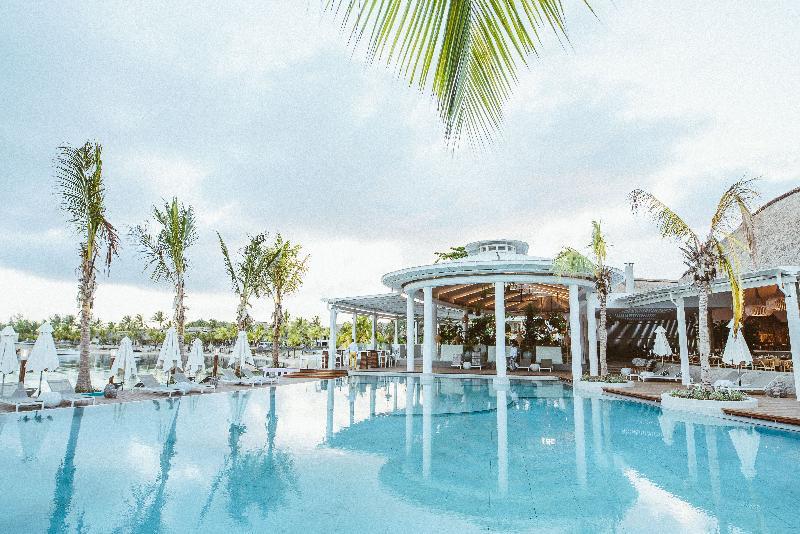 Lux* Grand Gaube Resort & Villas Eksteriør bilde The swimming pool at the resort